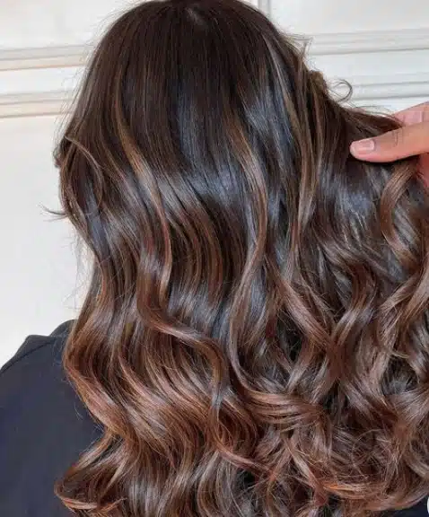 Com as luzes chocolate o cabelo ganha brilho, mas fica discreto