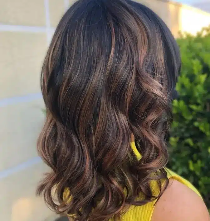 Cabelo preto requer cuidados especiais com as luzes