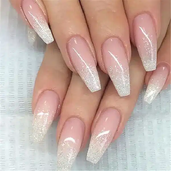 Unha de gel decorada em ombré com tons claros