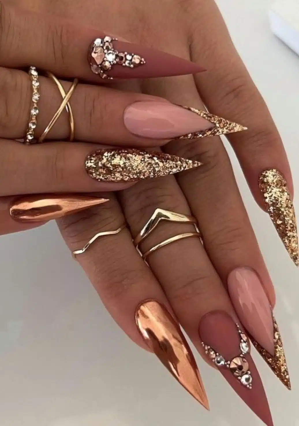 Decoração das unhas stiletto em dourado