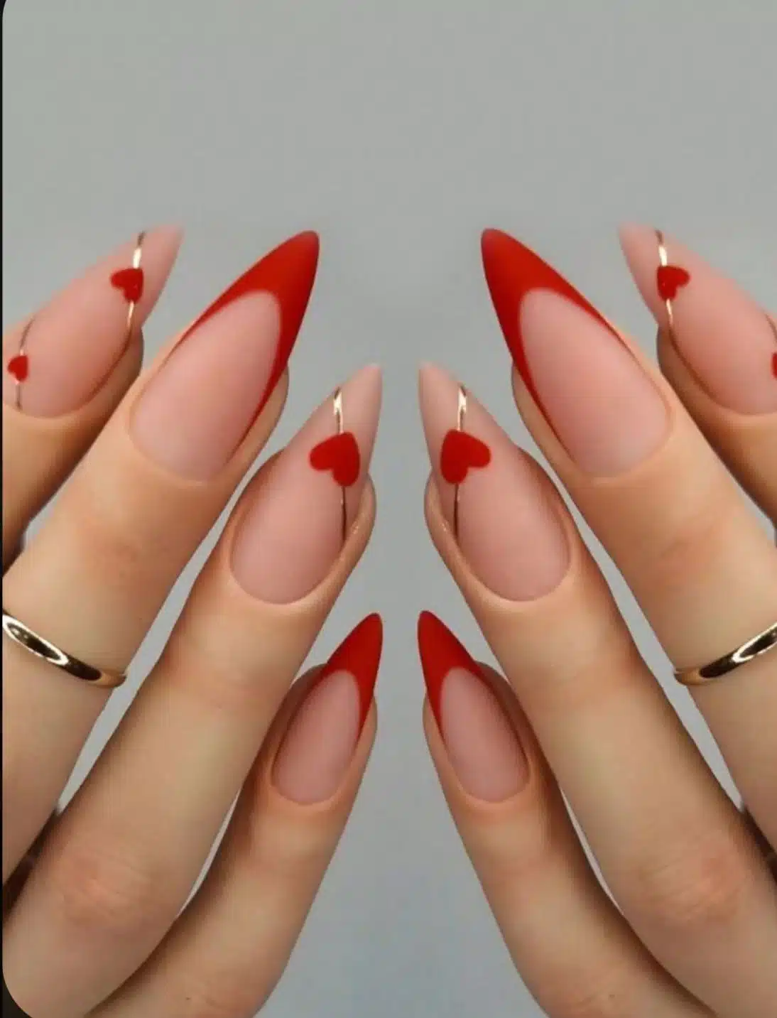 Unhas com arte em vermelho