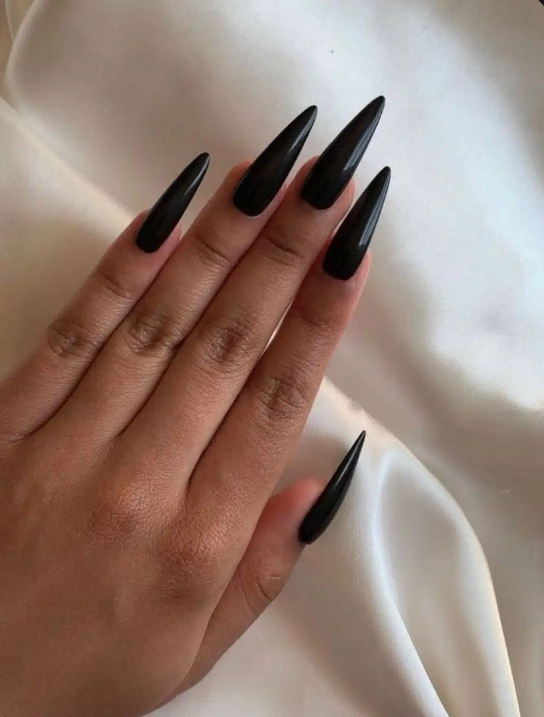 Esmaltação em preto para as unhas alongadas e pontiagudas