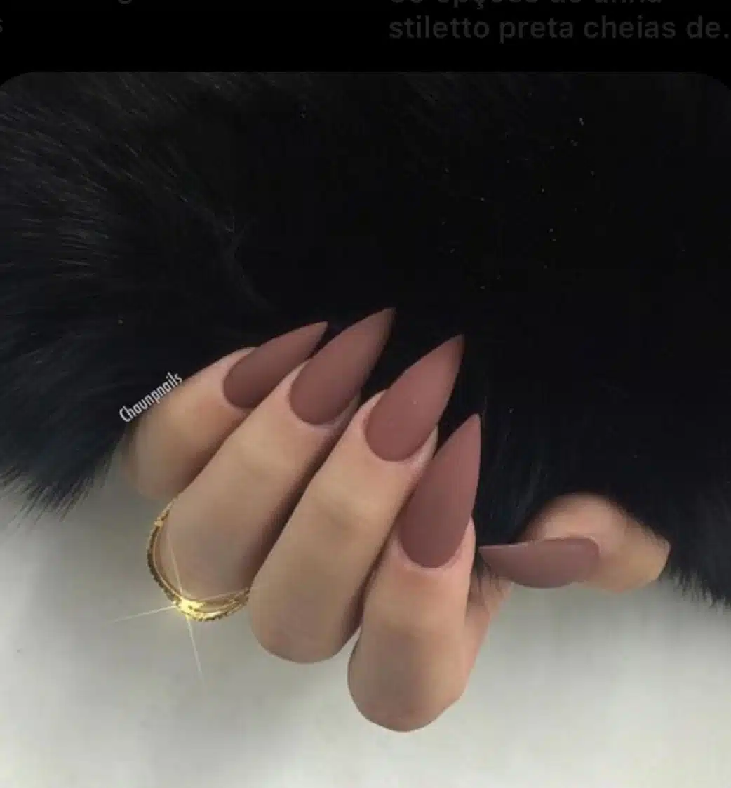 Tons de marrom dão um toque ainda mais elegante para as unhas