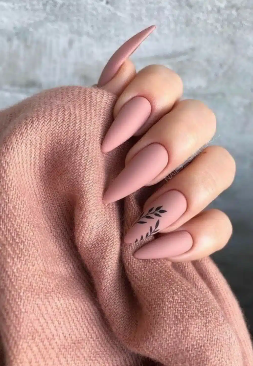 Delicadeza com artes nas unhas